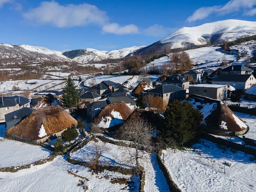 Vista aérea de Piornedo con neve — pallozas e Pico Mustallar ao fondo